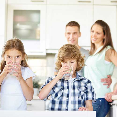 Rodina, deti pijú čistú upravenú vodu